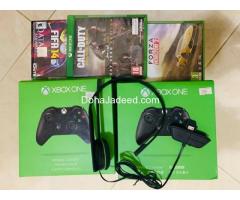 Xbox One in perfect condition for sale including: 2 wireless controllers Headphone Kinect 3 game CD'